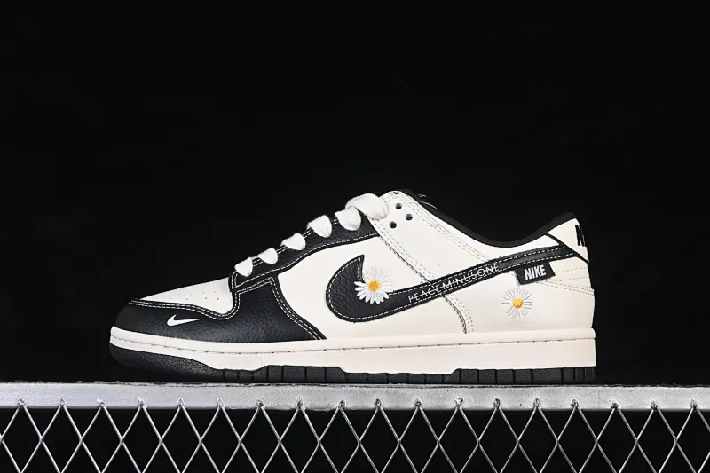 All categories Nk SB Dunk Series Nk SB Dunk Low High-end customized low-top sneakers Nike SB Dunk Low Little Daisy co-branded White and black daisy embroidery High-end customized low-top casual sneakers XD1588-245